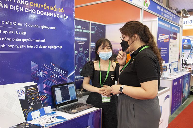 Khách tham dự Việt Nam EXPO 2022 ghé thăm gian hàng eBS